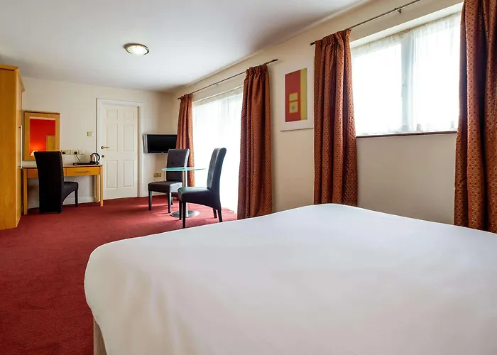 Quality & Leisure Centre מלון